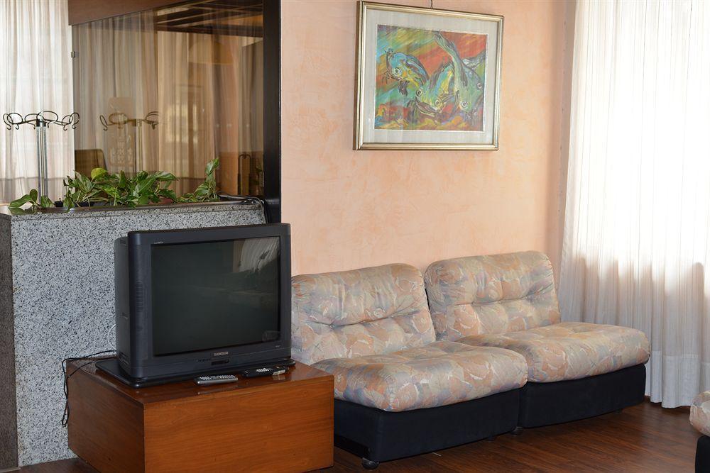 Hotel Salieri Леняго Екстериор снимка