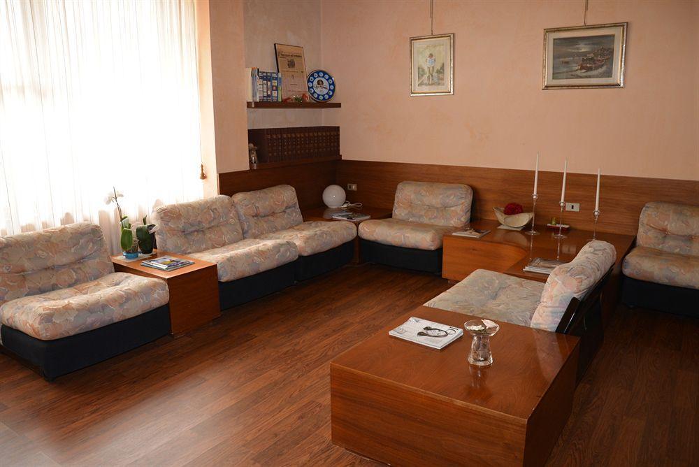 Hotel Salieri Леняго Екстериор снимка