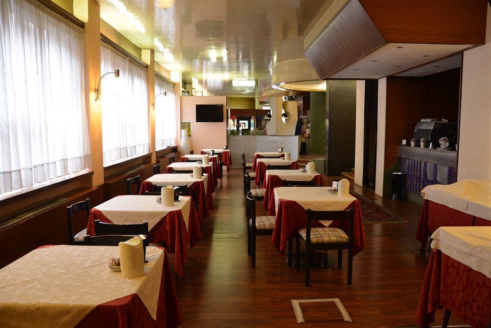 Hotel Salieri Леняго Екстериор снимка