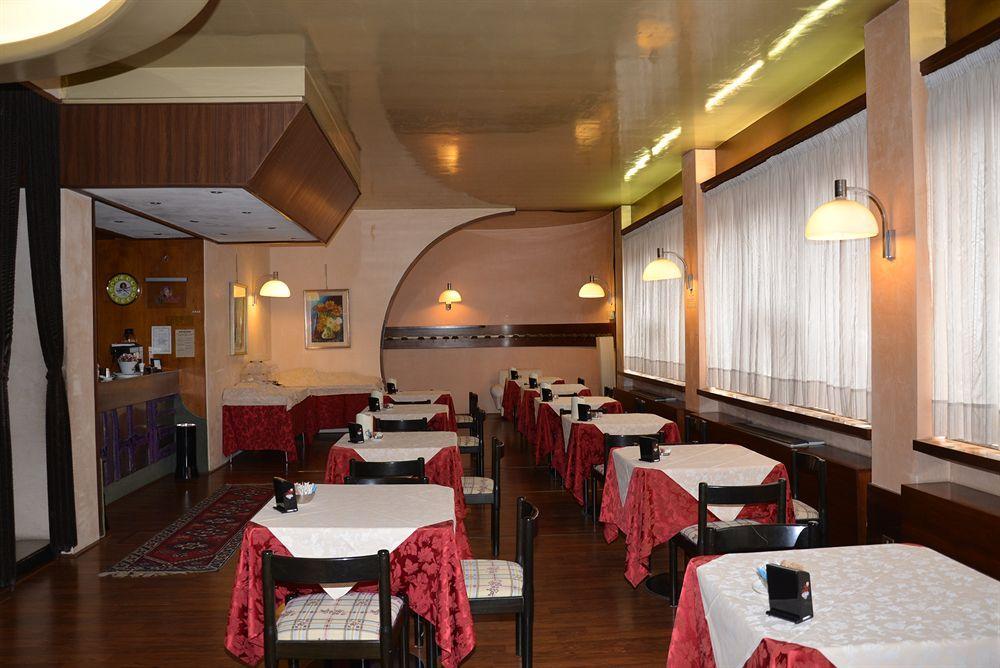 Hotel Salieri Леняго Екстериор снимка