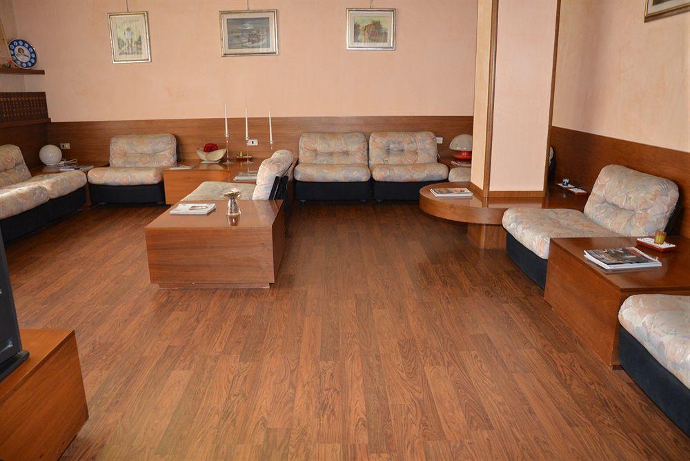 Hotel Salieri Леняго Екстериор снимка