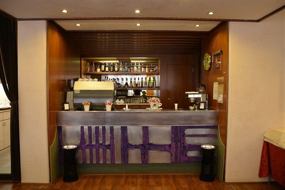 Hotel Salieri Леняго Екстериор снимка