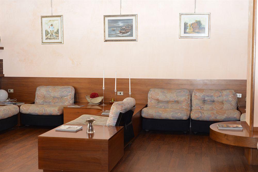 Hotel Salieri Леняго Екстериор снимка