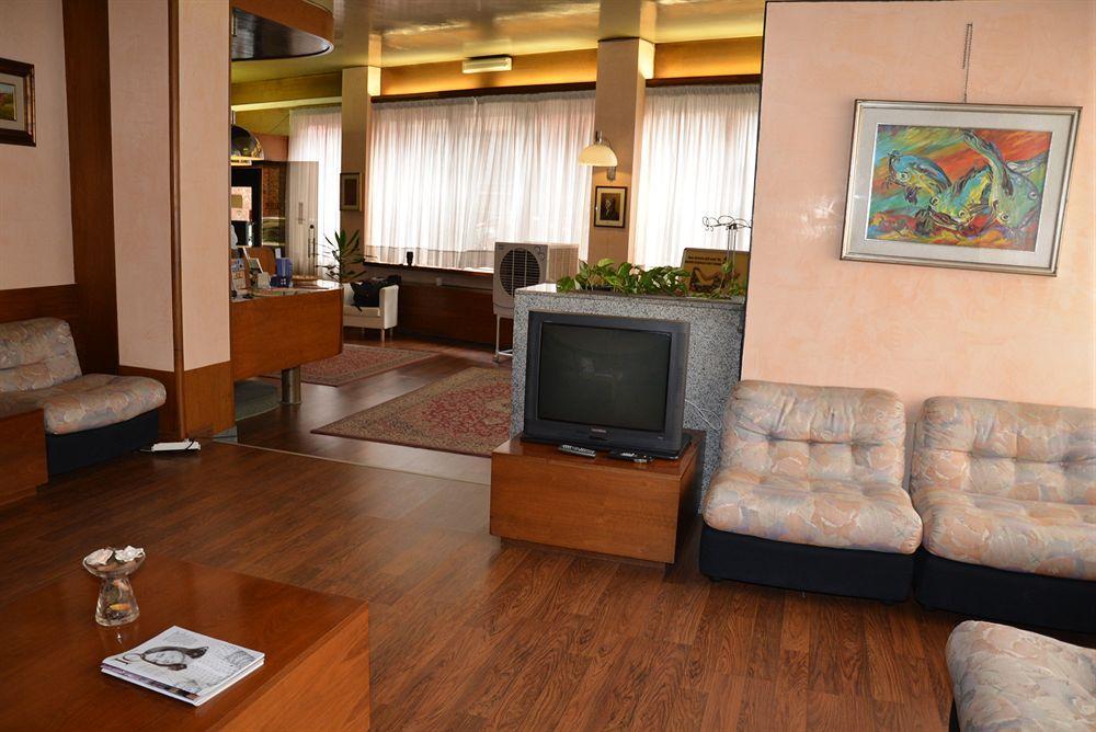 Hotel Salieri Леняго Екстериор снимка