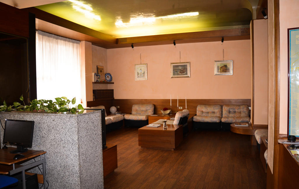 Hotel Salieri Леняго Екстериор снимка