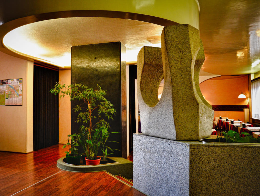 Hotel Salieri Леняго Екстериор снимка