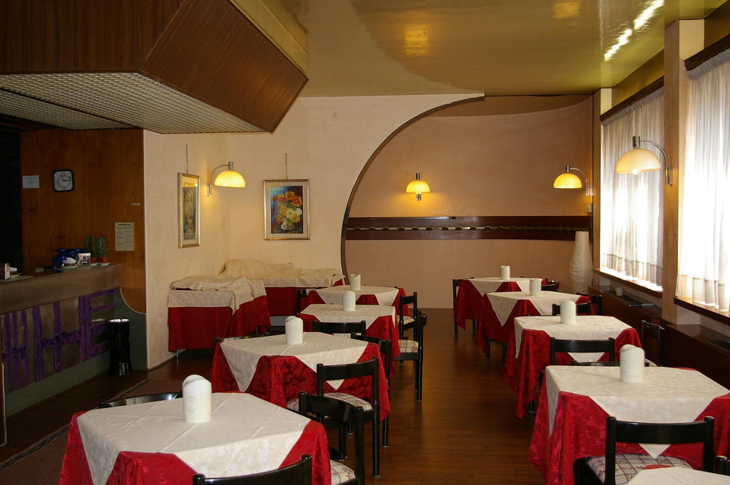 Hotel Salieri Леняго Екстериор снимка