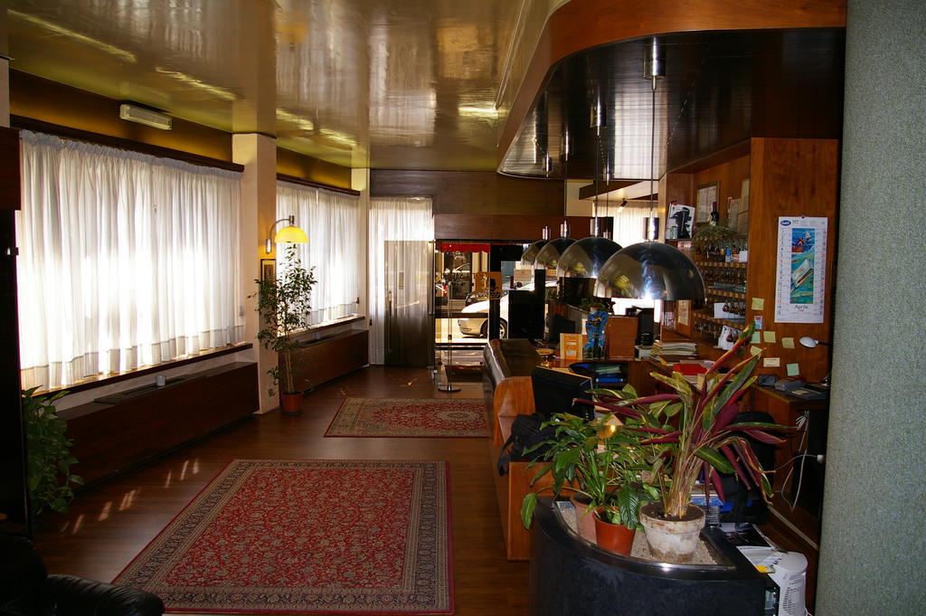 Hotel Salieri Леняго Екстериор снимка