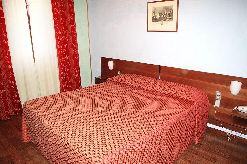 Hotel Salieri Леняго Екстериор снимка