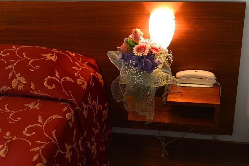 Hotel Salieri Леняго Екстериор снимка