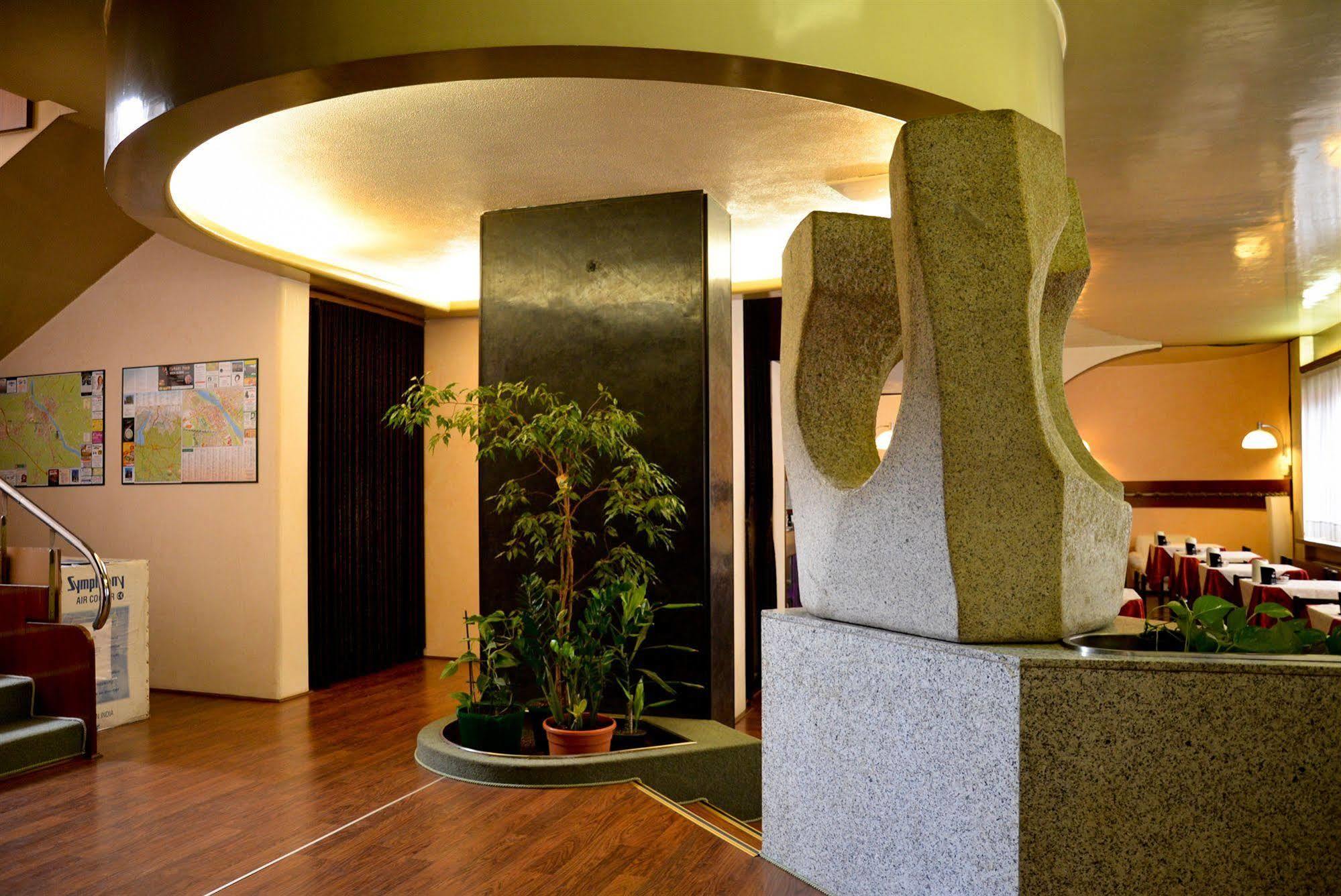 Hotel Salieri Леняго Екстериор снимка