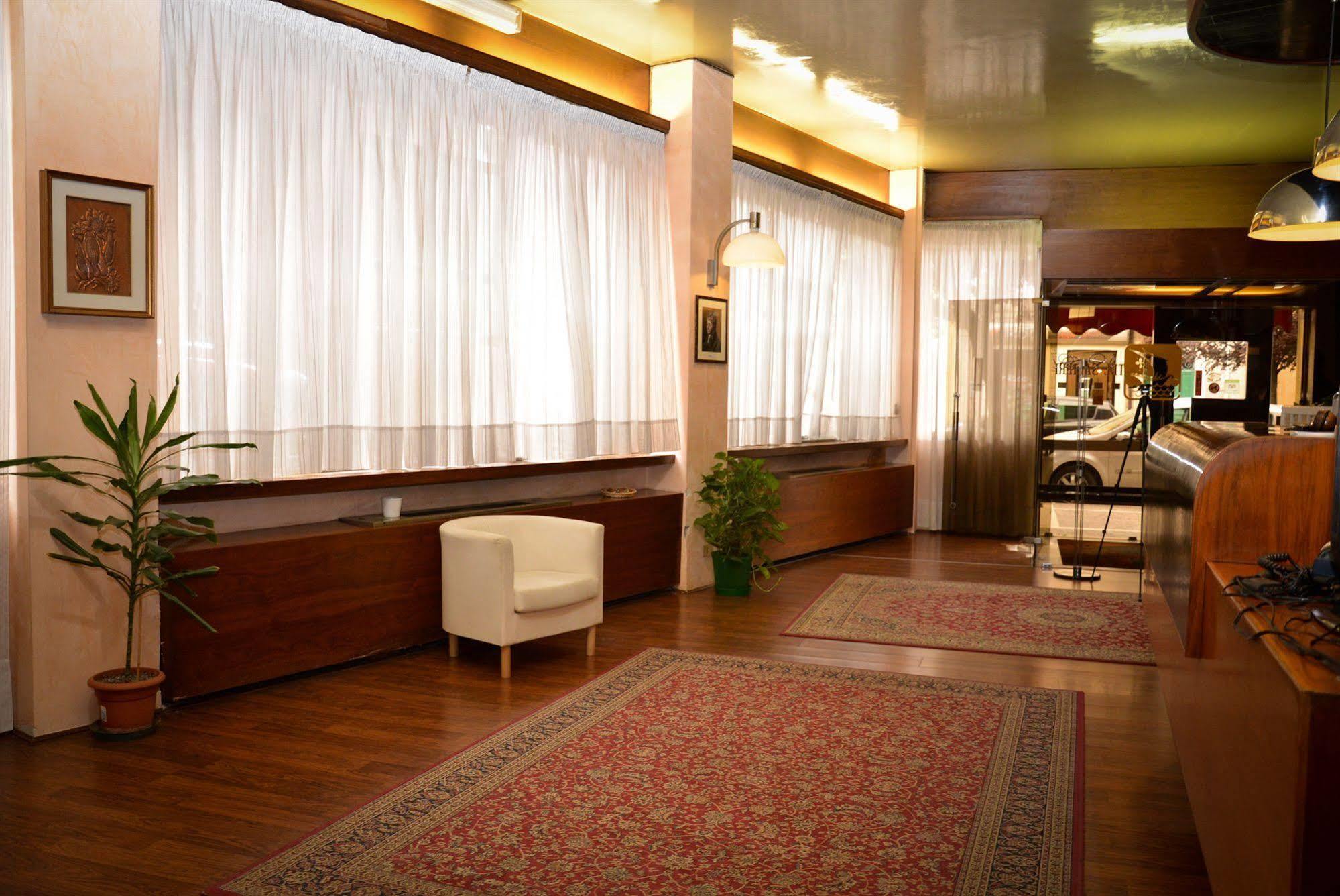 Hotel Salieri Леняго Екстериор снимка