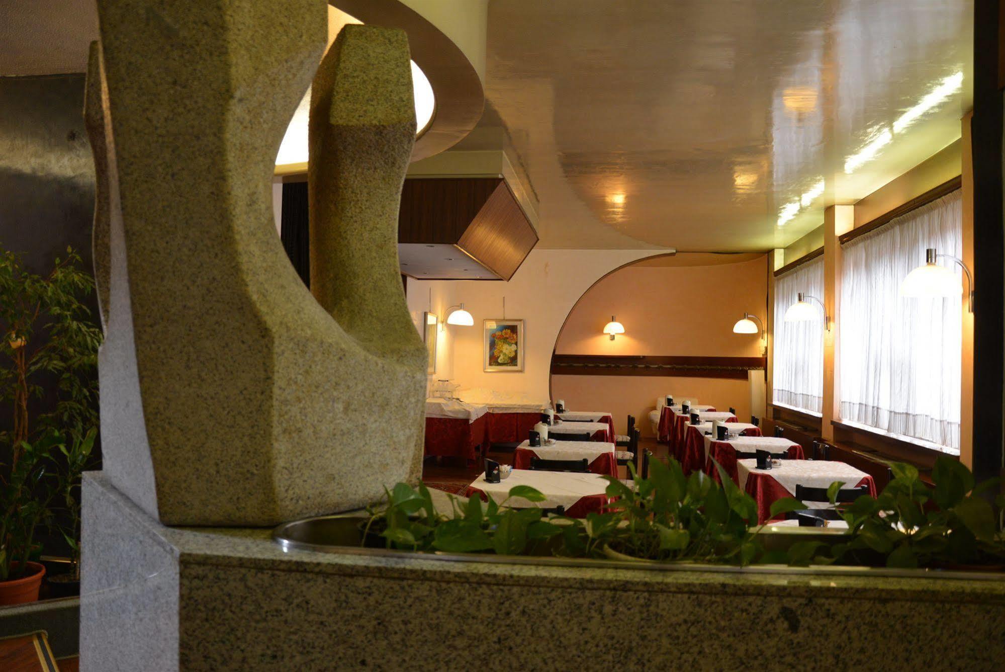 Hotel Salieri Леняго Екстериор снимка