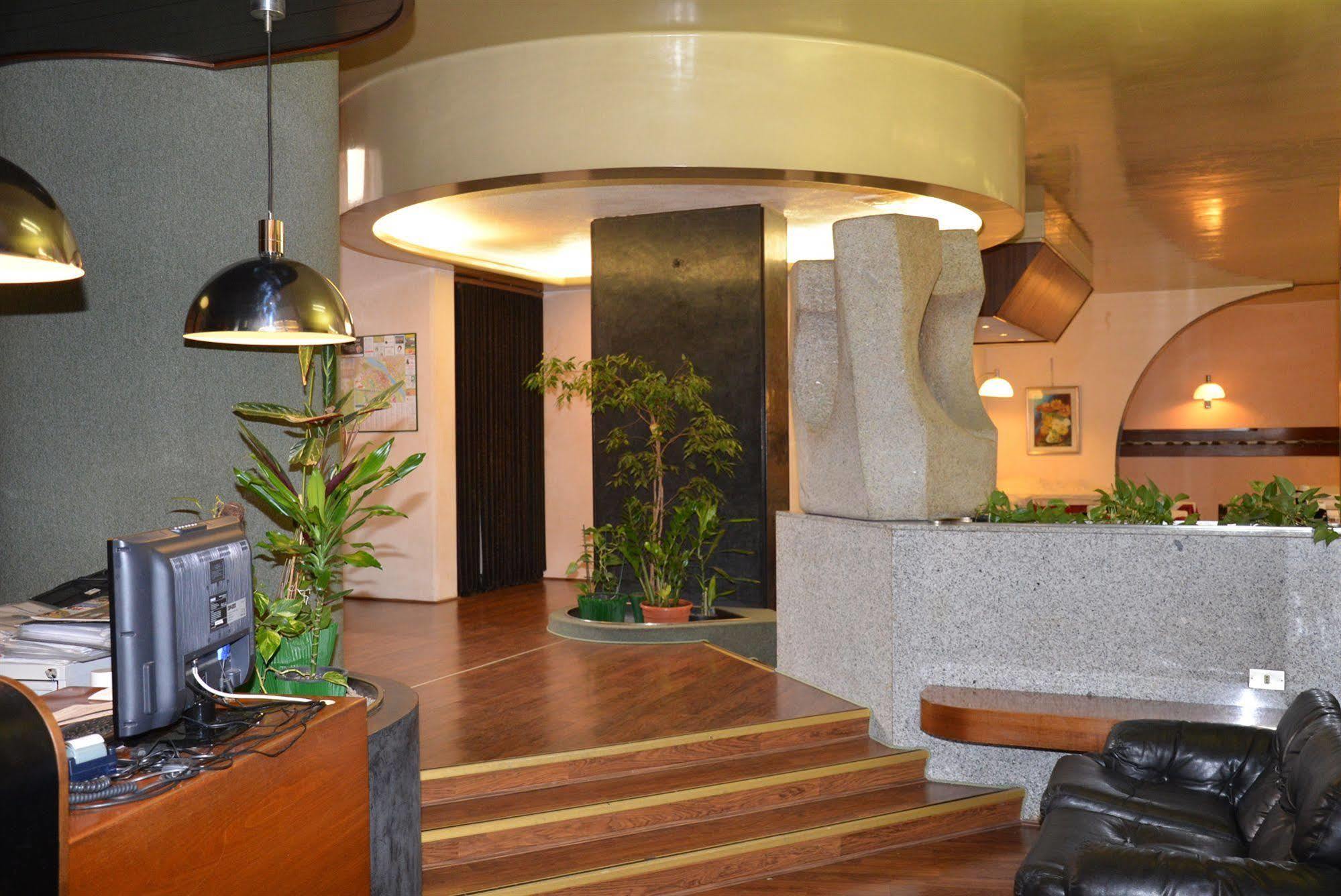 Hotel Salieri Леняго Екстериор снимка