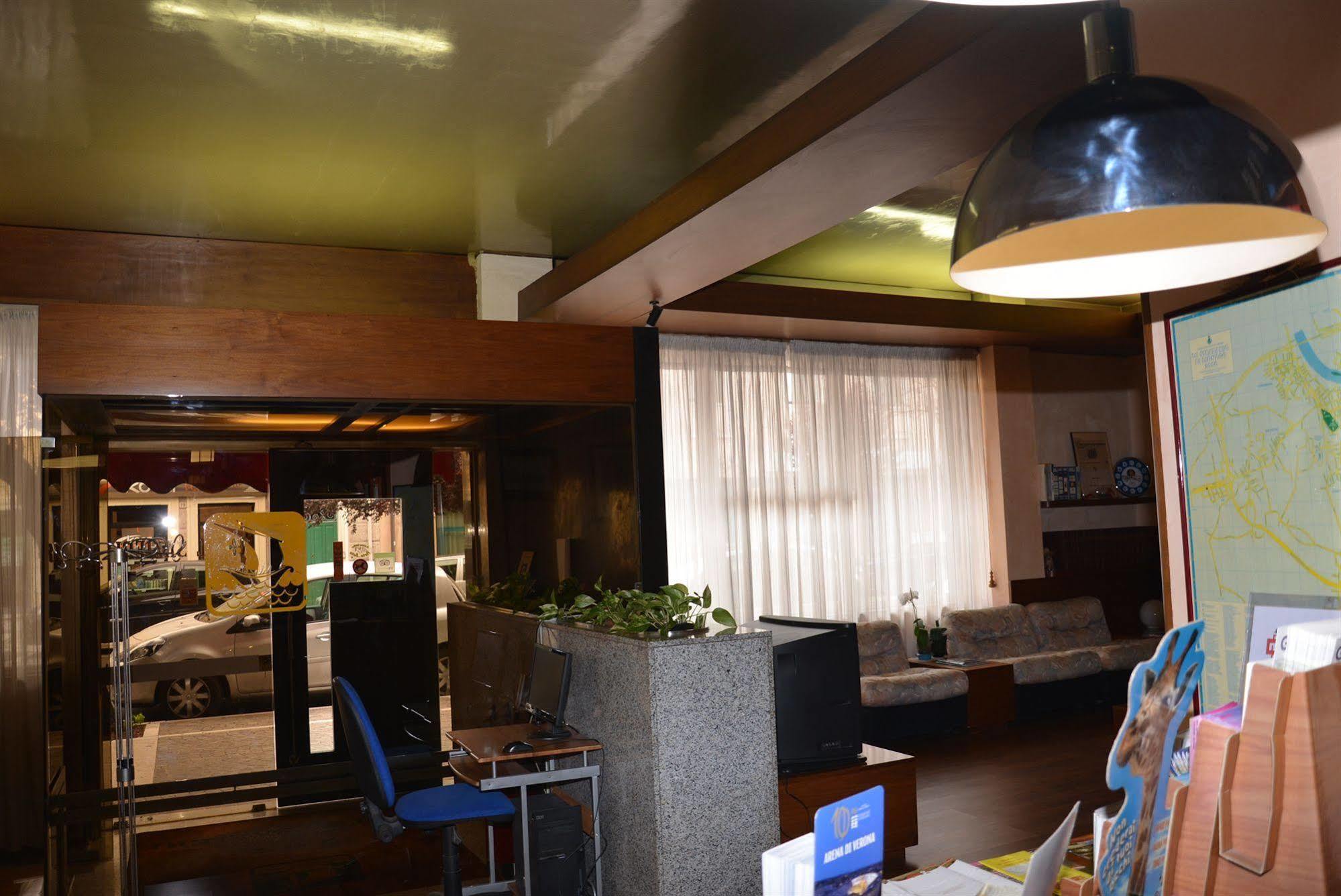 Hotel Salieri Леняго Екстериор снимка