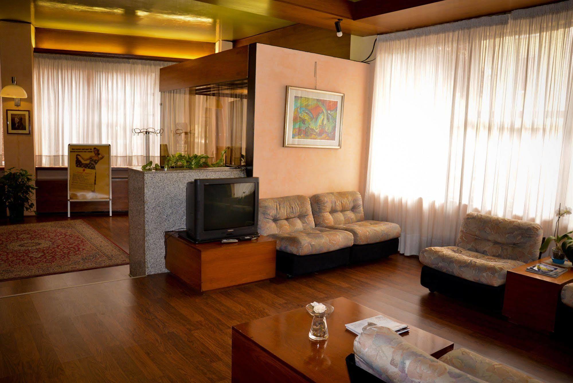 Hotel Salieri Леняго Екстериор снимка
