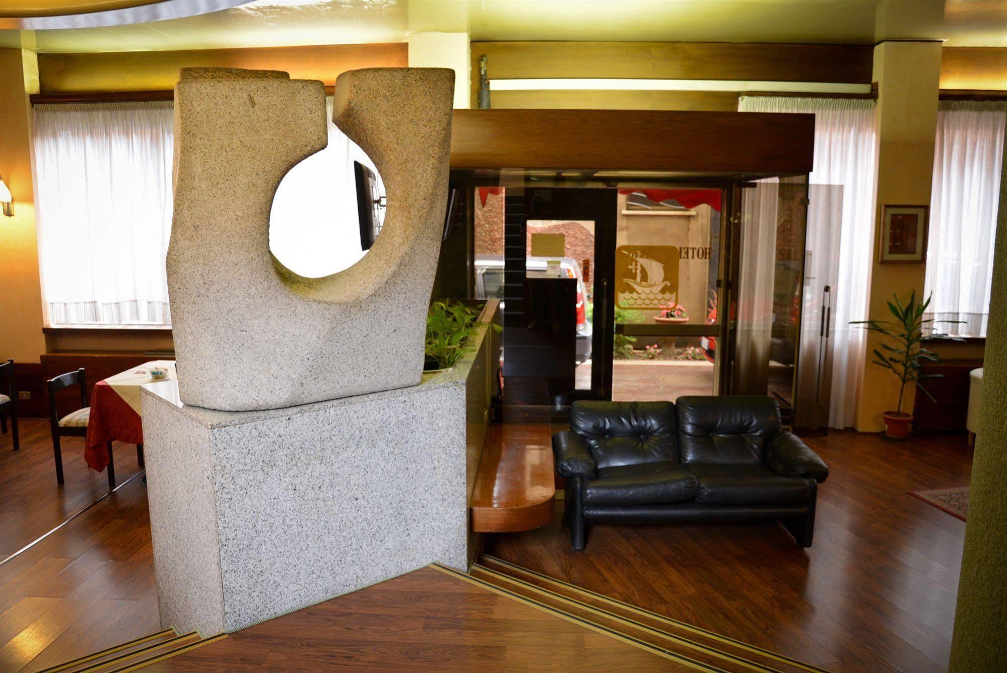 Hotel Salieri Леняго Екстериор снимка