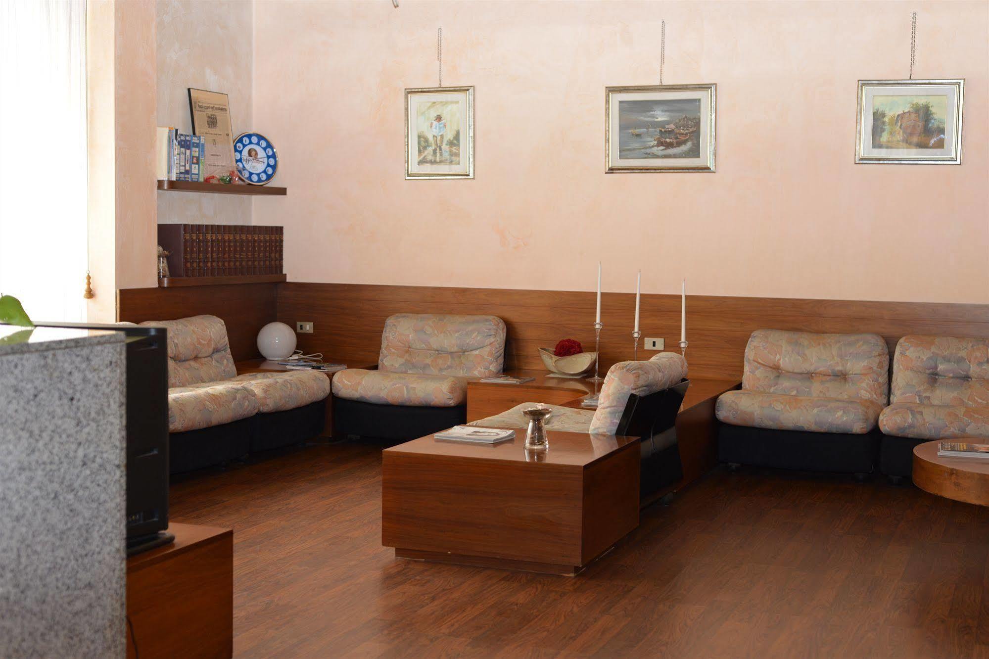Hotel Salieri Леняго Екстериор снимка