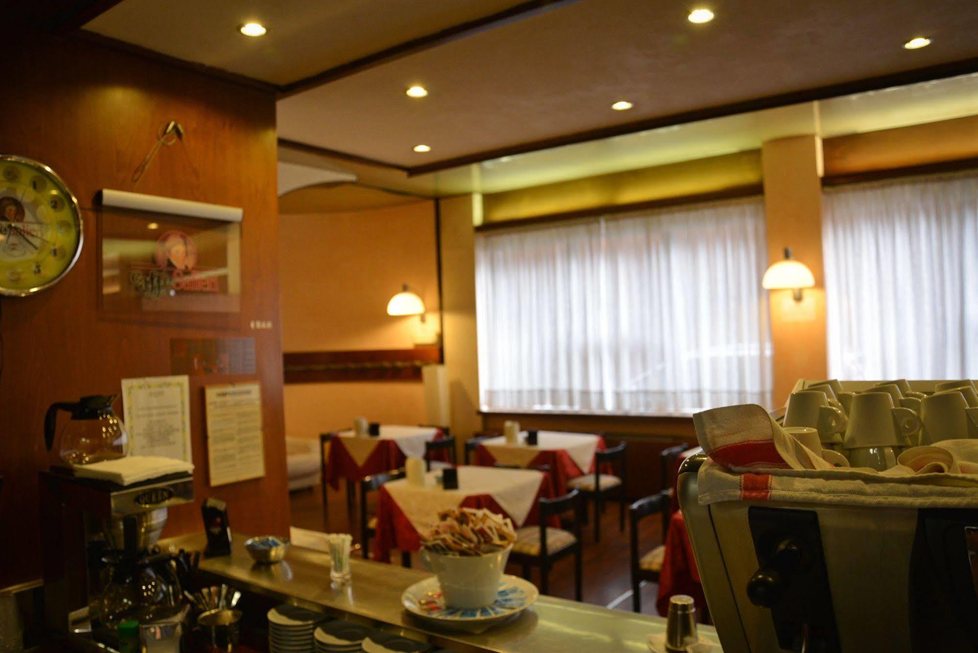 Hotel Salieri Леняго Екстериор снимка
