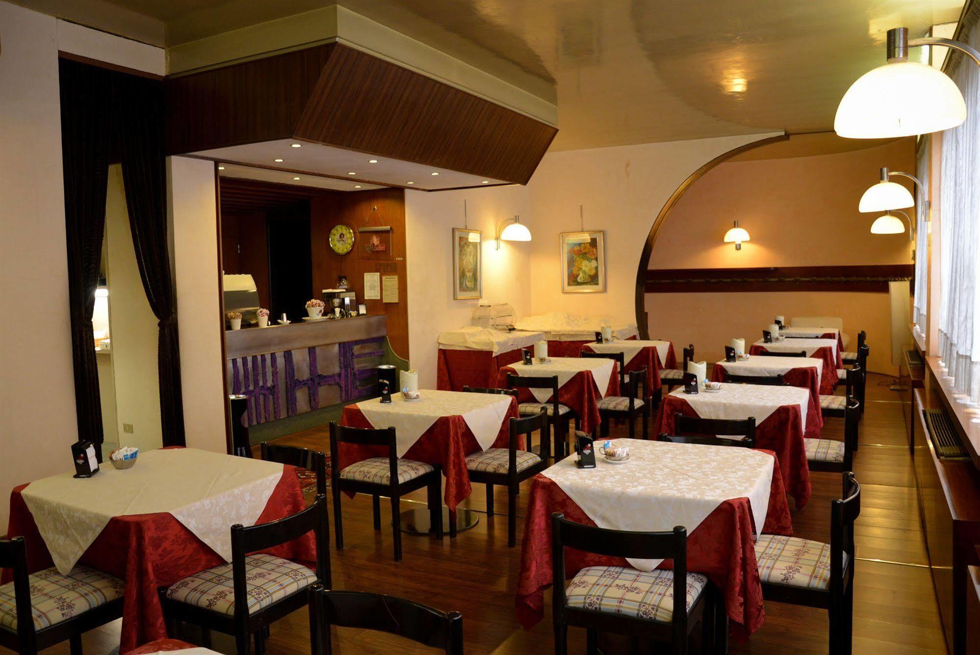 Hotel Salieri Леняго Екстериор снимка