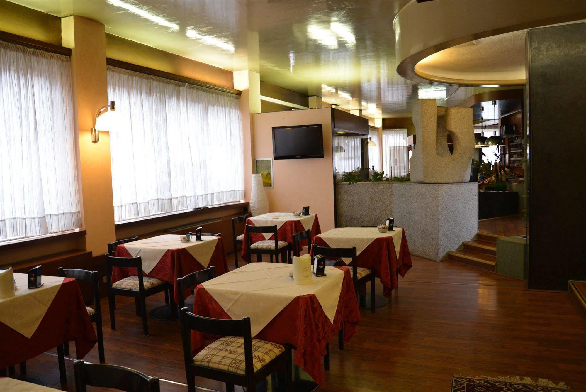 Hotel Salieri Леняго Екстериор снимка
