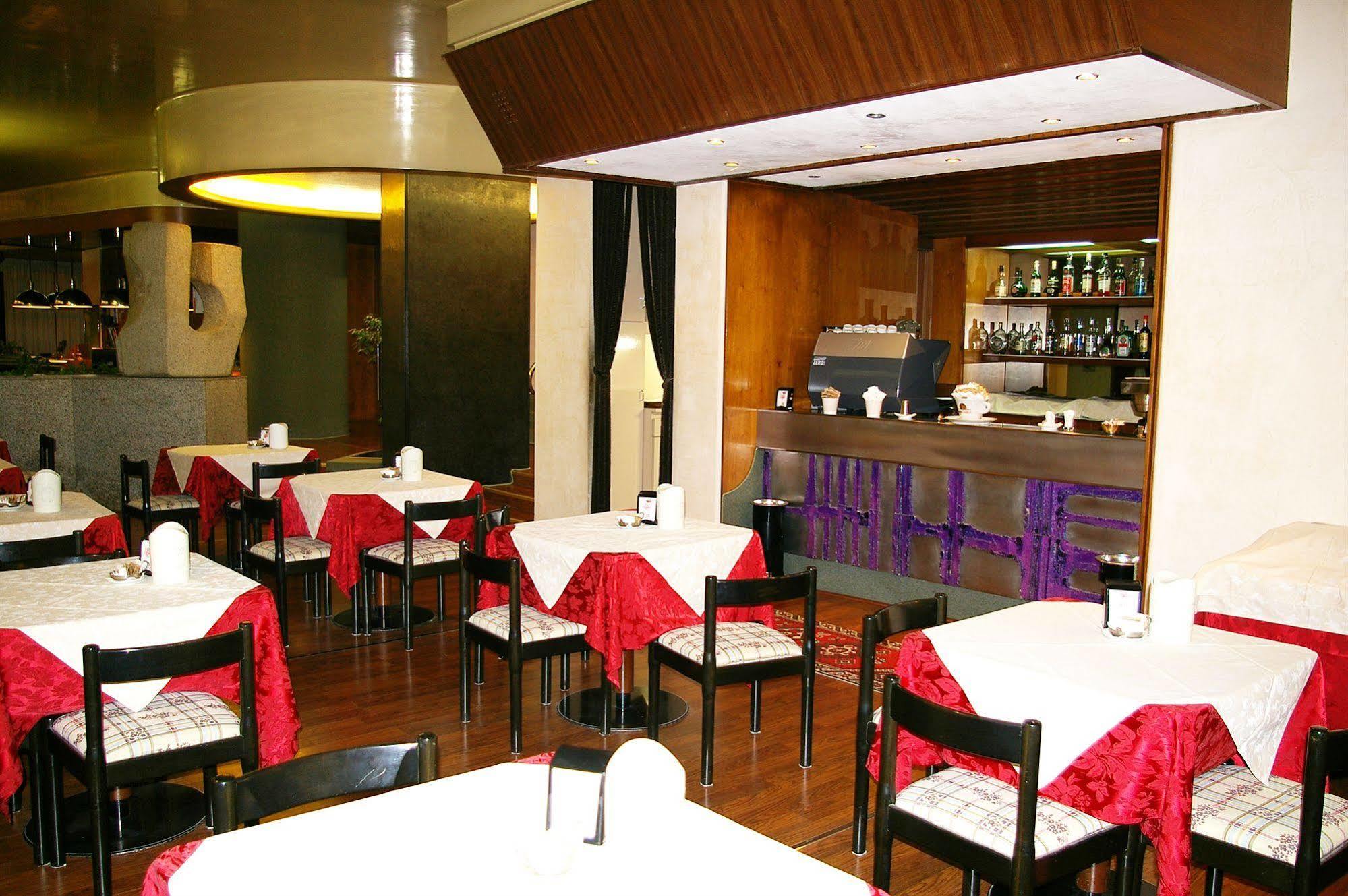 Hotel Salieri Леняго Екстериор снимка