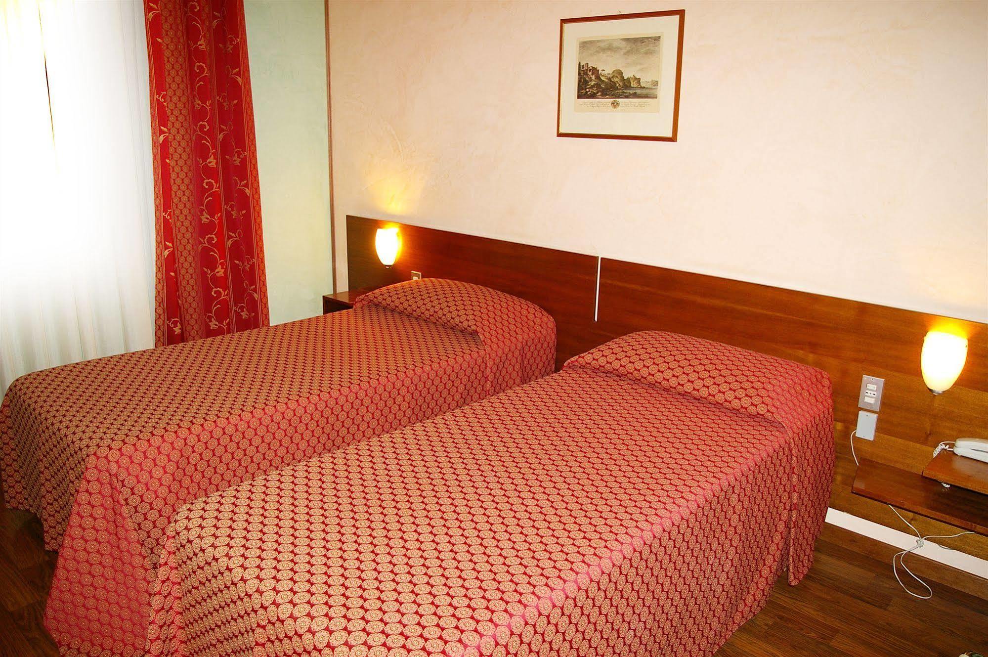 Hotel Salieri Леняго Екстериор снимка
