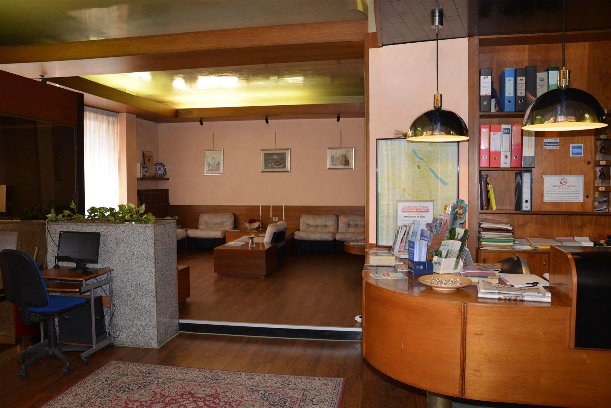 Hotel Salieri Леняго Екстериор снимка