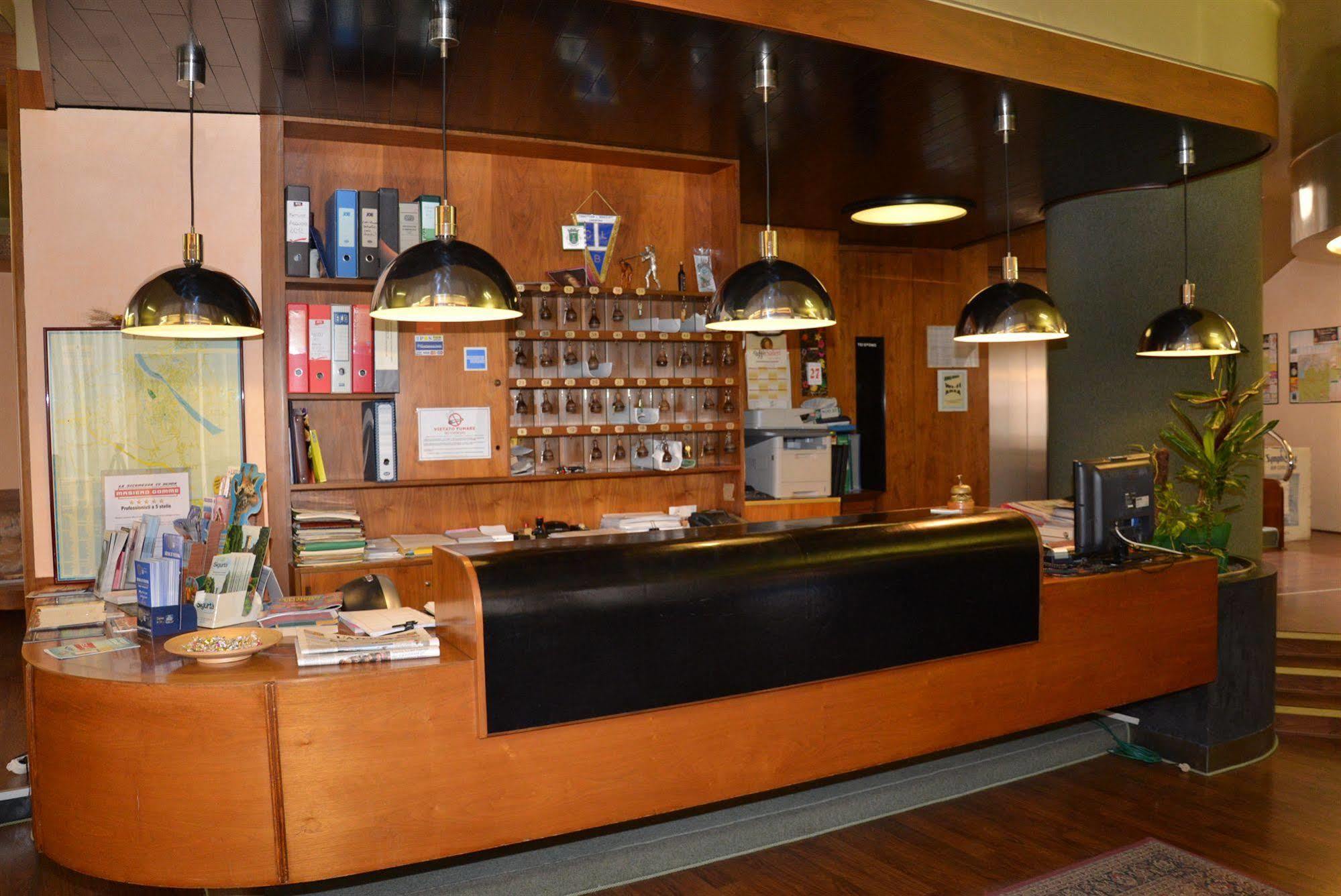 Hotel Salieri Леняго Екстериор снимка