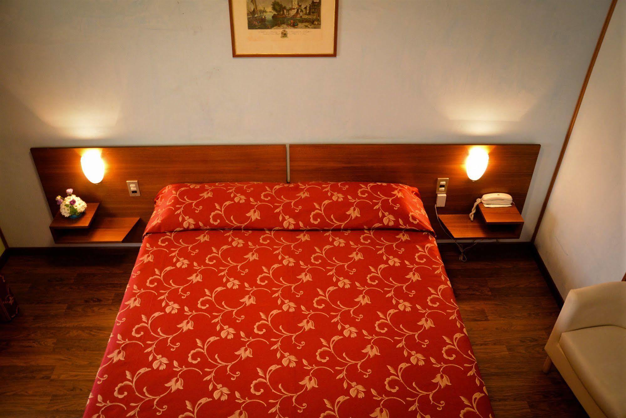 Hotel Salieri Леняго Екстериор снимка