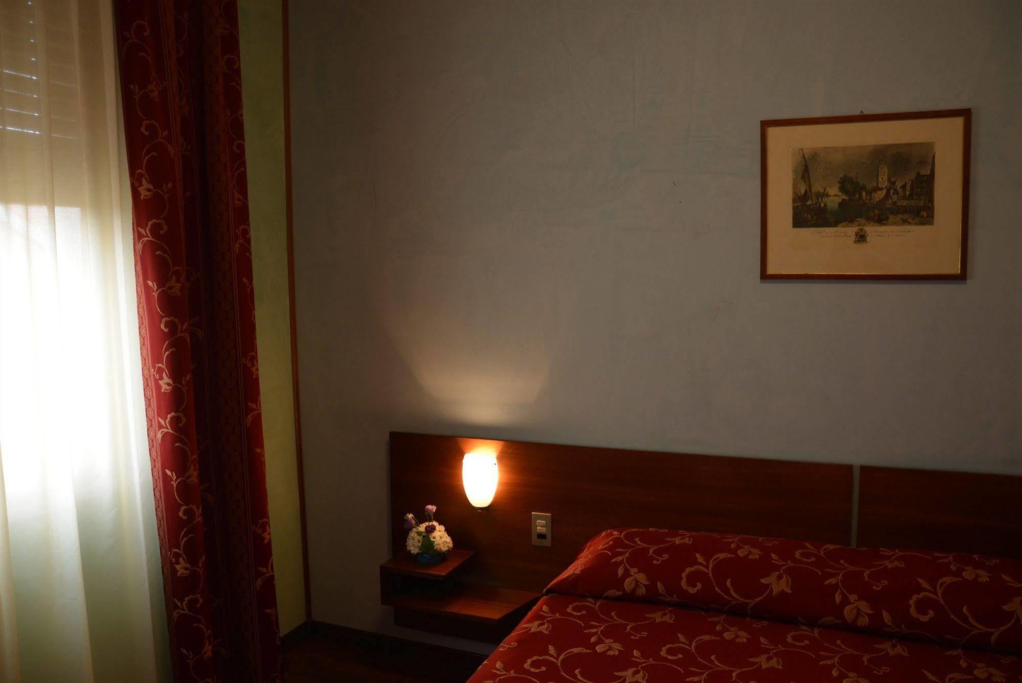 Hotel Salieri Леняго Екстериор снимка