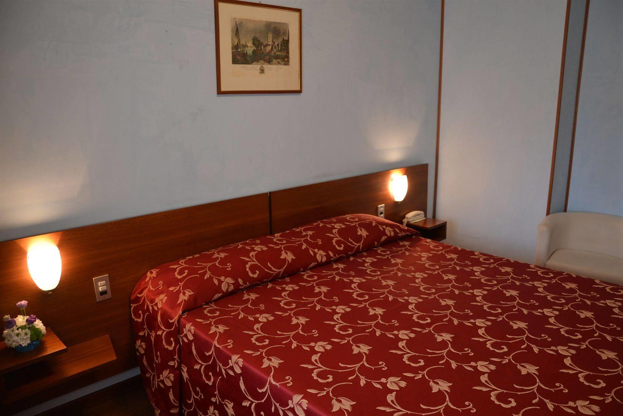 Hotel Salieri Леняго Екстериор снимка