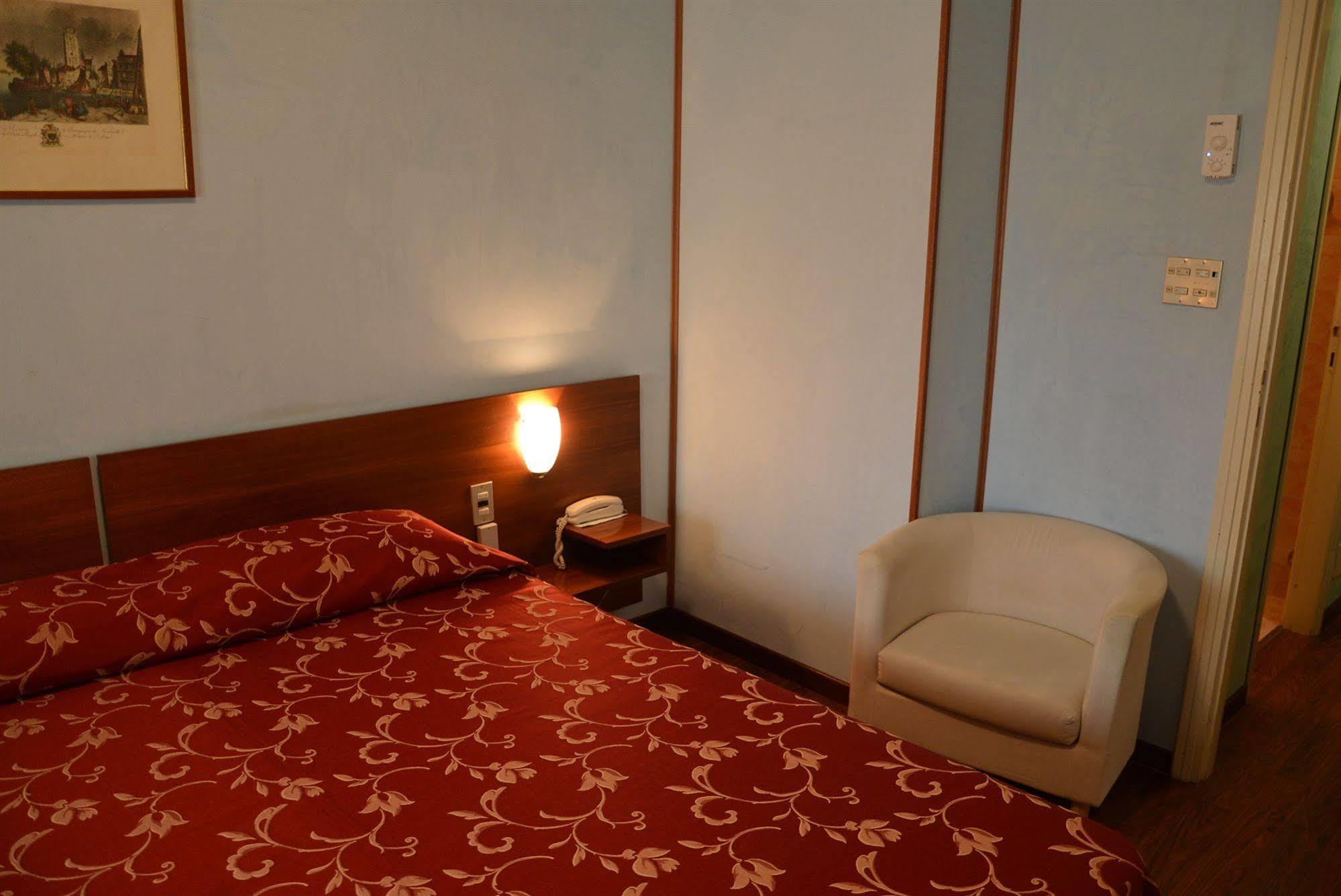 Hotel Salieri Леняго Екстериор снимка