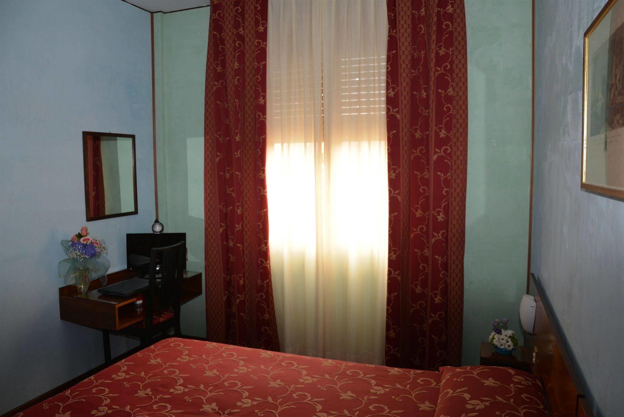 Hotel Salieri Леняго Екстериор снимка